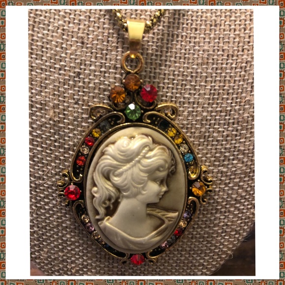 Jewelry - Beautiful Vintage Style Cameo Jeweled Necklace